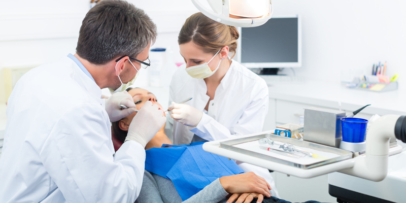 مساعدات أطباء اسنان